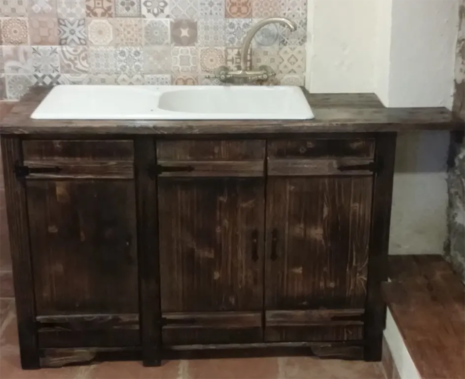 Старинен шкаф за баня